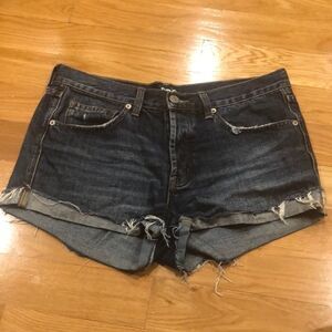 𝅺bdg distressed Tomgirl shorts size 28.